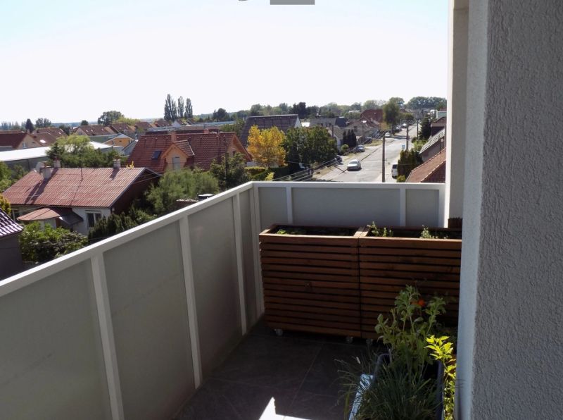 3- izbový byt v Stupave na Dlhej ulici  - Balkón v 3-izbovom byte s výhľadom na ulicu Dlhá v Stupave.