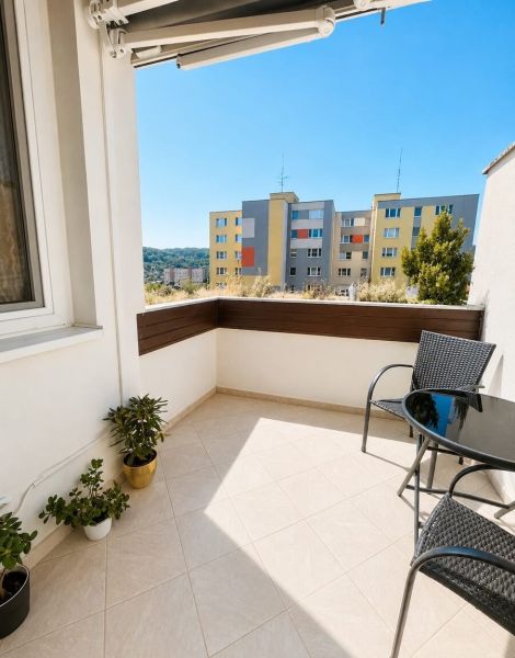 4,5- izbový mezonet na ulici Saratovská - Balkón s dlažbou a rastlinami v 5 a viac izbovom byte.