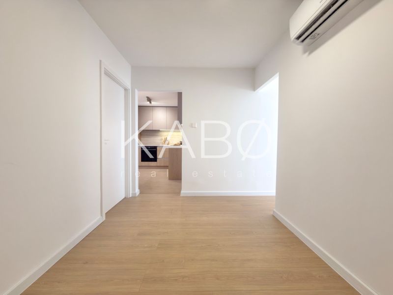 Moderný 3 izbový byt s balkónom a výhľadom na Zobor - Chrenová - Chodba v 3-izbovom byte s podlahou s dreveným dekorom a klimatizáciou.