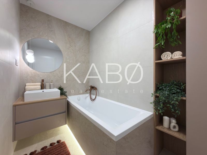 Moderný 3 izbový byt s balkónom a výhľadom na Zobor - Chrenová - Kúpeľňa s vaňou, umývadlom a dekoratívnymi prvkami v 3-izbovom byte.