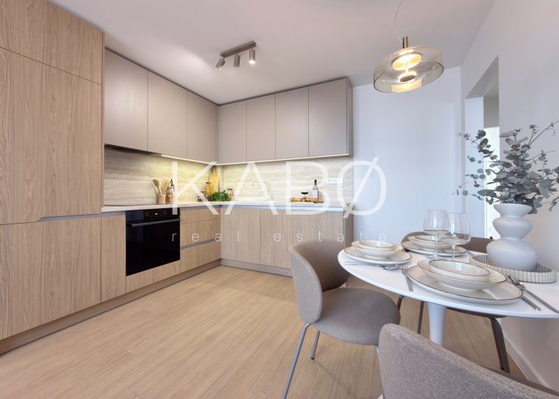 Moderný 3 izbový byt s balkónom a výhľadom na Zobor - Chrenová - Kuchyňa so svetlými skrinkami a podlahou s dreveným dekorom v 3-izbovom byte.