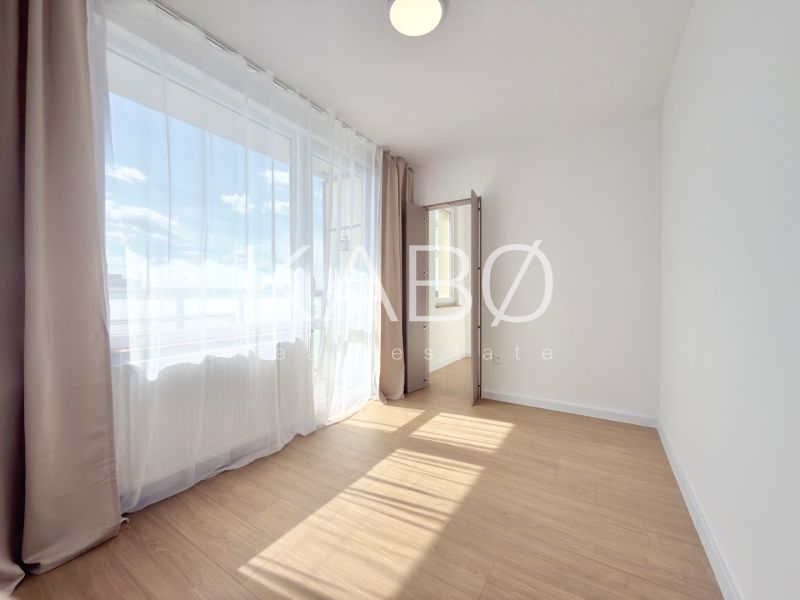 Moderný 3 izbový byt s balkónom a výhľadom na Zobor - Chrenová - Svetlá izba so závesmi a podlahou s dreveným dekorom v 3-izbovom byte.