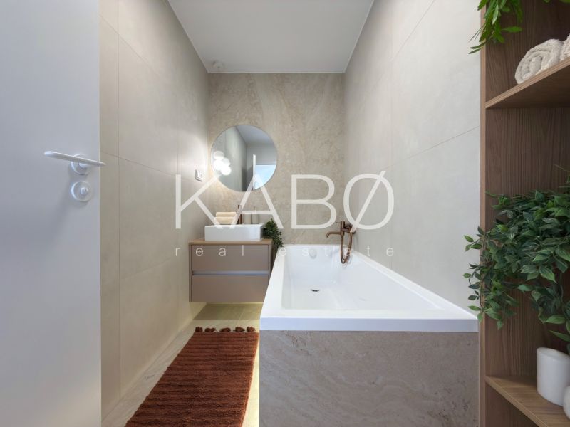 Moderný 3 izbový byt s balkónom a výhľadom na Zobor - Chrenová - Kúpeľňa s vaňou a umývadlom v 3-izbovom byte s béžovými stenami.
