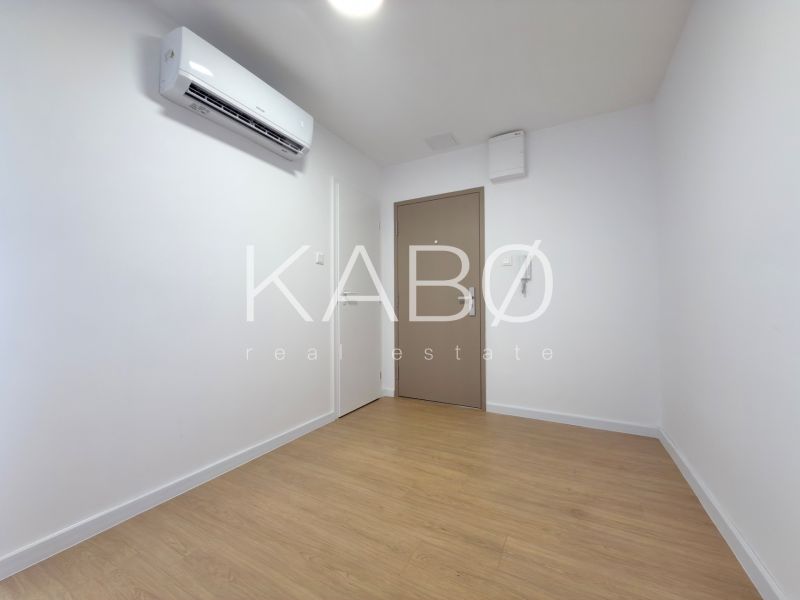 Moderný 3 izbový byt s balkónom a výhľadom na Zobor - Chrenová - Interiér 3-izbového bytu s podlahou s dreveným dekorom a klimatizáciou.