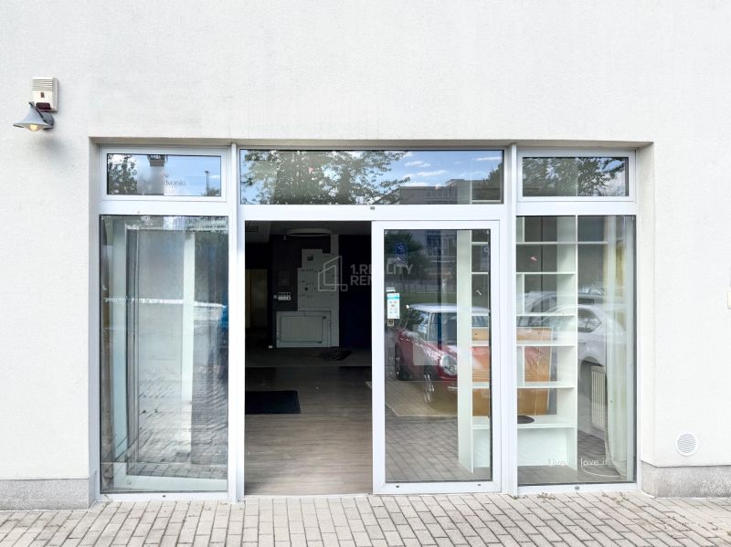 Moderný obchodný priestor v širšom centre Žiliny s parkovaním - Vstup do obchodných priestorov so sklenenými dverami a výkladom v meste Žilina.