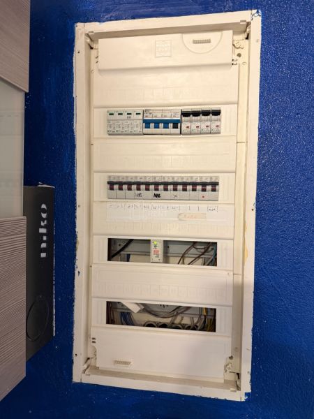 Moderný obchodný priestor v širšom centre Žiliny s parkovaním - Elektrická rozvodná skrinka na modrej stene v obchodných priestoroch.