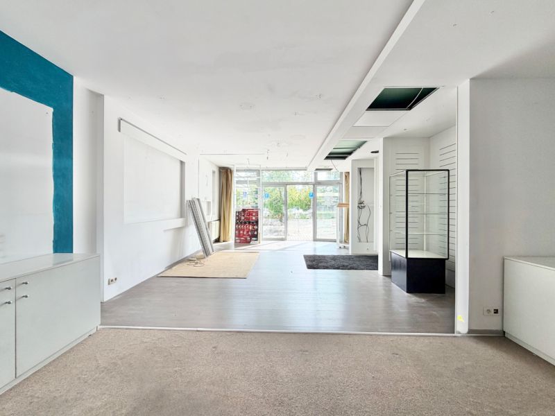 Moderný obchodný priestor v širšom centre Žiliny s parkovaním - Obchodné priestory s podlahou s dreveným dekorom a sklenenou vitrínou v Žiline.