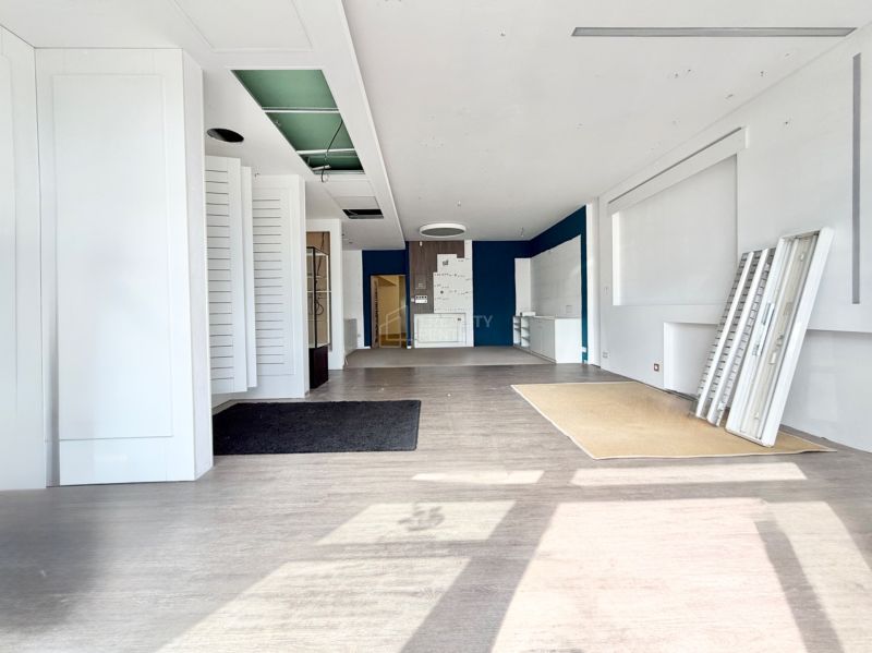 Moderný obchodný priestor v širšom centre Žiliny s parkovaním - Obchodné priestory s podlahou s dreveným dekorom vhodné pre rôzne využitie.