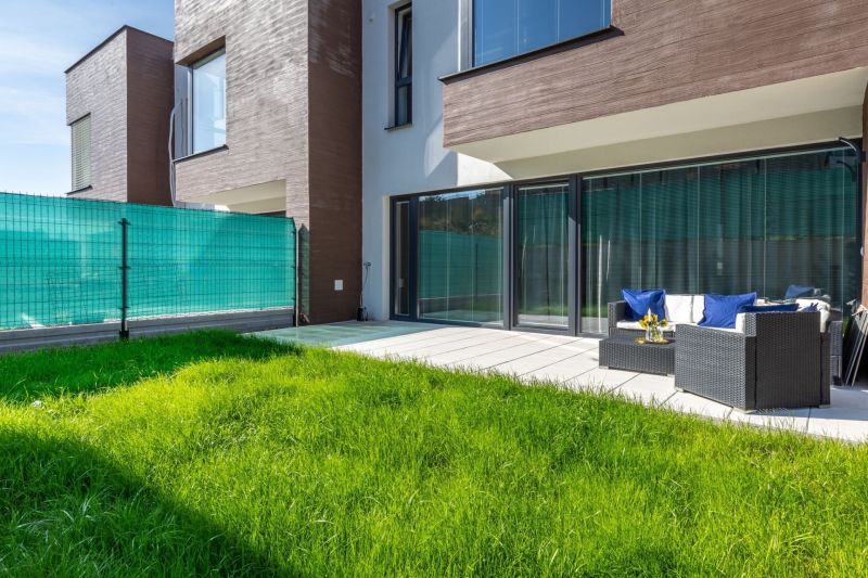 NOVOSTAVBA- NÍZKOENERGETICKÝ4 IZB.RODINNÝ DOM- LORINČÍK HÁJE-PREDAJ-KE - Rodinný dom na ulici Na Košarisku v Košiciach - Lorinčík s trávnikom a terasou.