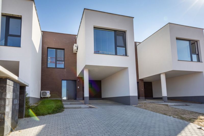 NOVOSTAVBA- NÍZKOENERGETICKÝ4 IZB.RODINNÝ DOM- LORINČÍK HÁJE-PREDAJ-KE - Rodinný dom na ulici Na Košarisku v Košiciach - mestskej časti Lorinčík s priestrannou terasou.