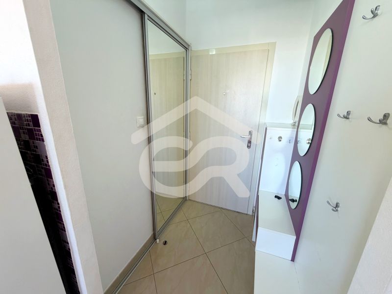Na predaj kompletne prerobený 1 izbový byt, Vráble - Lúky, 36m2, 7/7 - Vstupná chodba v 1-izbovom byte s dlažbou a zrkadlovou skriňou.