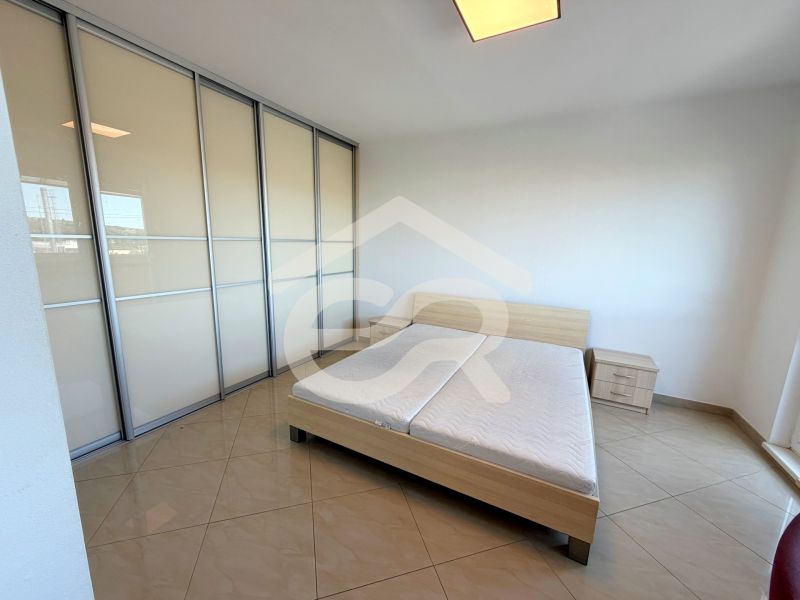 Na predaj kompletne prerobený 1 izbový byt, Vráble - Lúky, 36m2, 7/7 - Svetlá spálňa s posuvnou skriňou, posteľou a dlaždicovou podlahou v 1-izbovom byte.