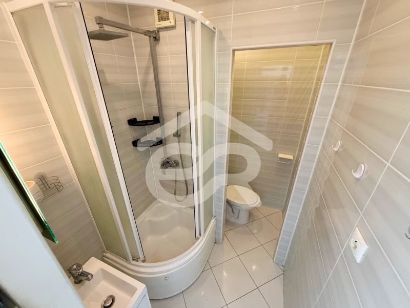 Na predaj kompletne prerobený 1 izbový byt, Vráble - Lúky, 36m2, 7/7 - Kúpeľňa so sprchovým kútom a toaletou v 1-izbovom byte, svetlé obklady.