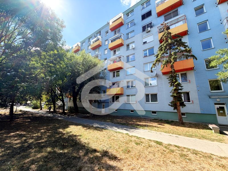 Na predaj kompletne prerobený 1 izbový byt, Vráble - Lúky, 36m2, 7/7 - Panelový bytový dom na ulici Lúky vo Vrábľoch s oranžovými balkónmi.