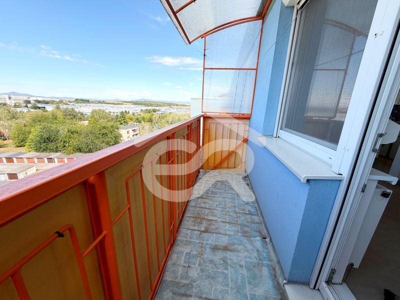 Na predaj kompletne prerobený 1 izbový byt, Vráble - Lúky, 36m2, 7/7 - Balkón 1-izbového bytu na Lúkach vo Vrábľoch s výhľadom na zelené okolie.