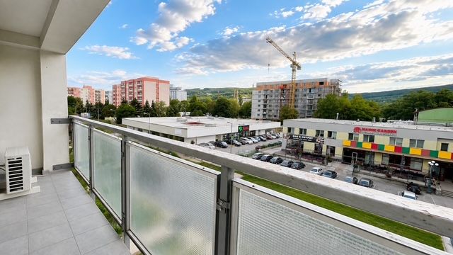 TOP Veľký rodinný 3-izbový byt s vlastným kúrením, loggiou a parkovaní - Výhľad z balkóna 3-izbového bytu na Nobelovej ulici v Bratislave s panorámou mesta.