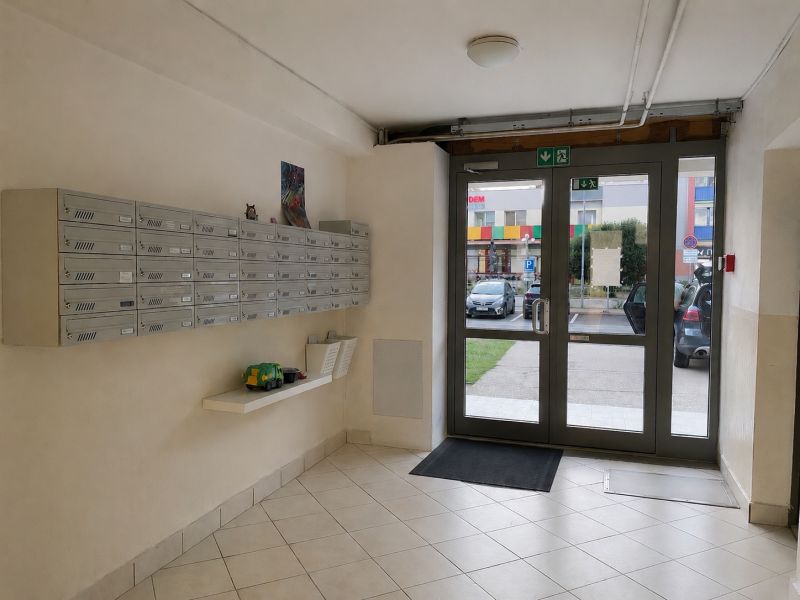TOP Veľký rodinný 3-izbový byt s vlastným kúrením, loggiou a parkovaní - Vstupná hala 3-izbového bytu s poštovými schránkami a presklenými dverami.