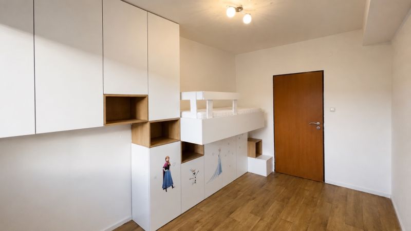 TOP Veľký rodinný 3-izbový byt s vlastným kúrením, loggiou a parkovaní - Detská izba s poschodovou posteľou, úložným priestorom a podlahou s dreveným dekorom.