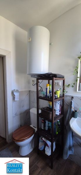 Na predaj 2 izbový tehlový byt 45m2 - Nové Zámky  - Kúpeľňa v 2-izbovom byte obsahuje WC, policový regál a umývadlo.