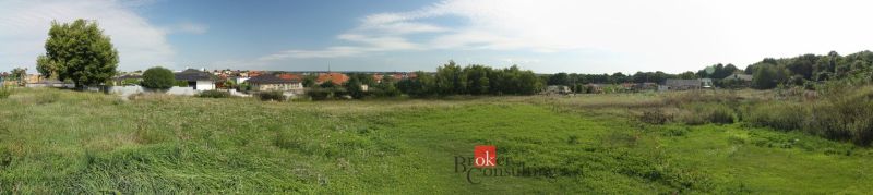 Projekt Rezidencia pod Lesom - Panoráma rozľahlých pozemkov na bývanie v Nitre, obklopených prírodou a zástavbou.