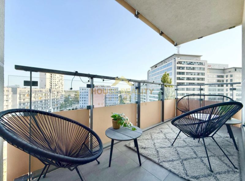 Prenájom 2 izbová NOVOSTAVBA, Jarabinková ulica, Bratislava II Ružinov - Balkón 2-izbového bytu na Jarabínkovej ulici v Bratislave s moderným nábytkom a výhľadom.