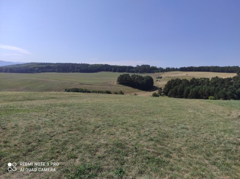 VALČA pozemok s výmerou 5800 m2,  okr. Martin  - Rozľahlé lúky s lesným pozadím, ideálne pre rekreačné pozemky na pokojné využitie.