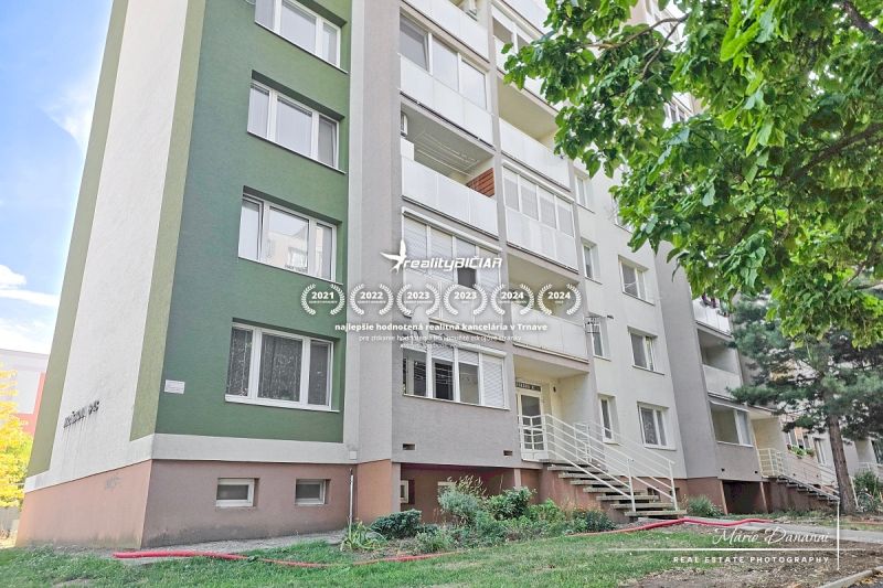 Moderný 2-izbový byt v Trnave na Jiráskovej ulici - Bytový dom na Jiráskovej ulici v Trnave obklopený zeleňou, ponúka 2-izbové byty.