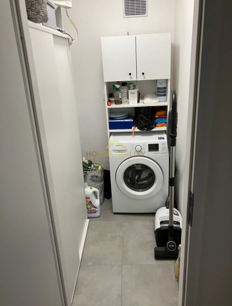 Prenájom pekný 3 izbový byt, ulica Staré záhrady,Bratislava II-Ružinov - Práčovňa s práčkou a úložnými skrinkami v 3-izbovom byte.