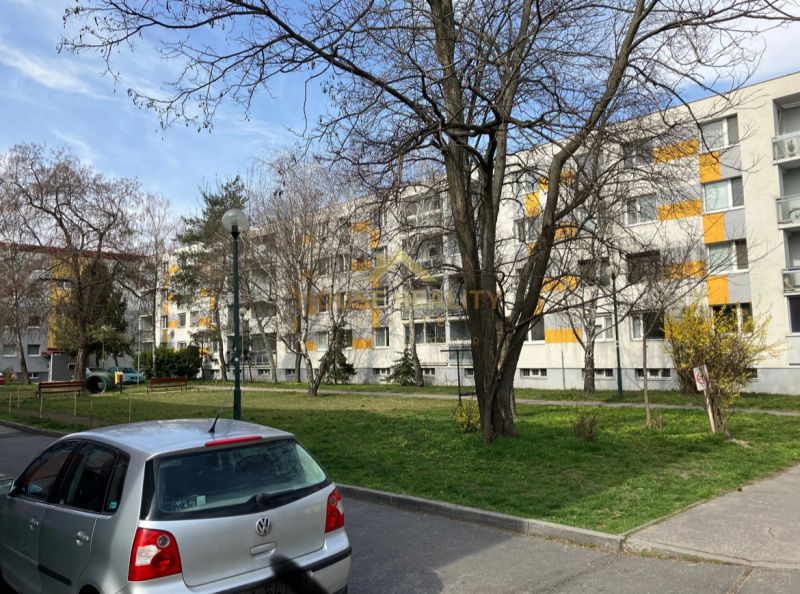 Prenájom pekný 3 izbový byt, ulica Staré záhrady,Bratislava II-Ružinov - Autá parkujúce pred bytovým domom s balkónmi v Bratislave - Ružinove, Starých záhradách.