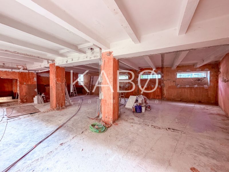 Industriálny obchodný priestor v úplnom centre mesta - 137 m2 - Priestranné obchodné priestory s betónovými stenami a podlahou, príprava na rekonštrukciu.