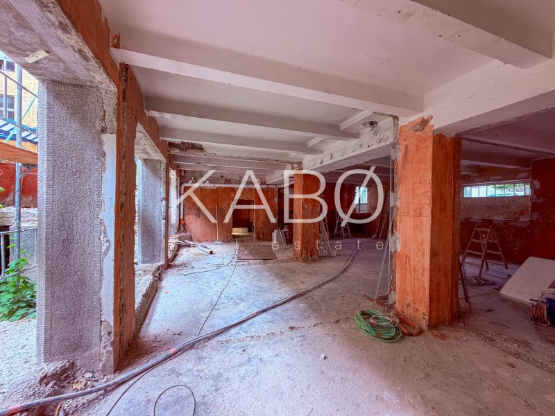Industriálny obchodný priestor v úplnom centre mesta - 137 m2 - Obchodné priestory vo výstavbe s odkrytými stenami a stĺpmi, surový betónový povrch.