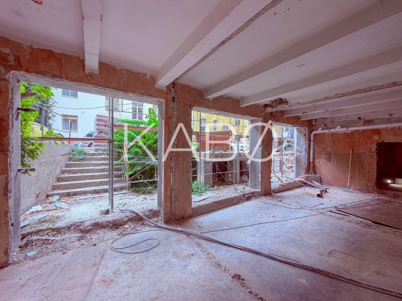Industriálny obchodný priestor v úplnom centre mesta - 137 m2 - Prerábka obchodných priestorov s otvorenými stenami a pohľadom na schody a zeleň.