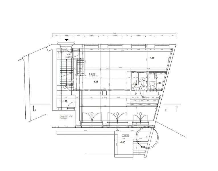 Industriálny obchodný priestor v úplnom centre mesta - 137 m2 - Pôdorys obchodných priestorov so schodiskom a technickými miestnosťami.