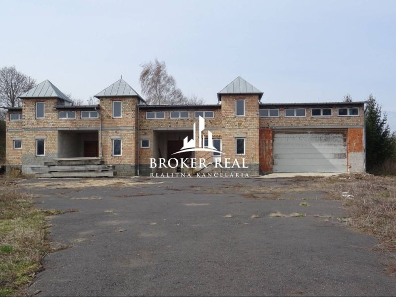 OBJEKT na podnikanie - veľkoobchod, distribúcia, sklad - Nedokončená budova v prostredí Méra so skladovými a výrobnými priestormi, bez vonkajšej úpravy.