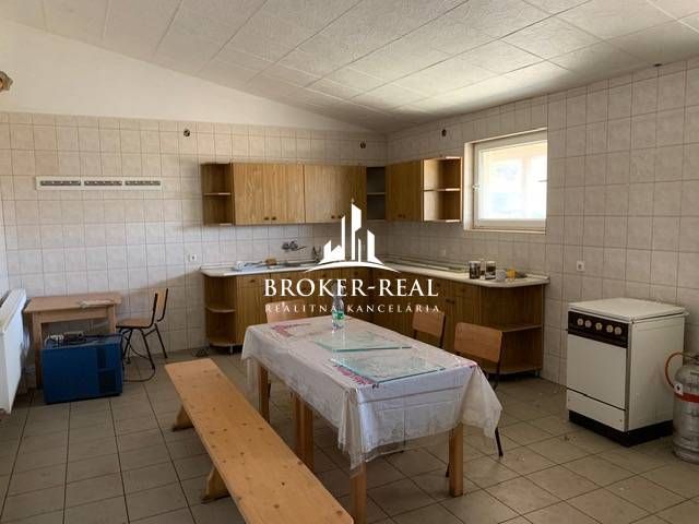 OBJEKT na podnikanie - veľkoobchod, distribúcia, sklad - Interiér Sklady a haly s vybavenou kuchyňou, jedálenským stolom a stoličkami.