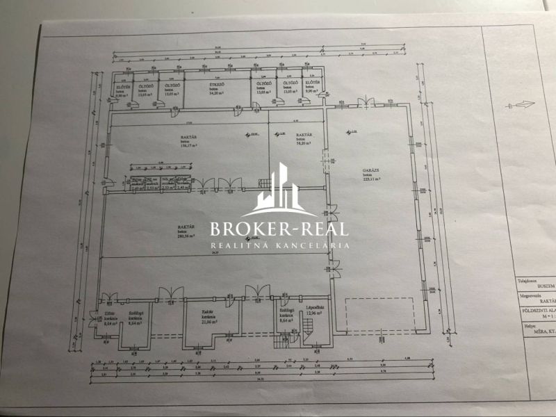 OBJEKT na podnikanie - veľkoobchod, distribúcia, sklad - Architektonický plán skladov a hál v Mére s detailmi miestností a rozmermi.