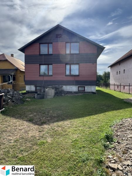 Rozostavaný rodinný dom Plavnica - Rodinný dom v Plavnici s veľkou záhradou a jednoduchou fasádou.