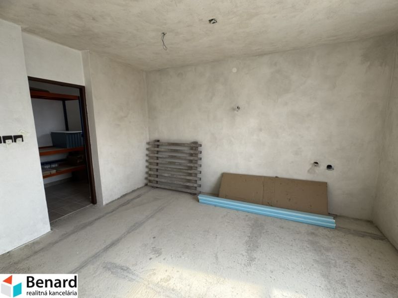 Rozostavaný rodinný dom Plavnica - Interiér Rodinného domu s nedokončenými stenami a podlahou, s materiálmi na podlahe.
