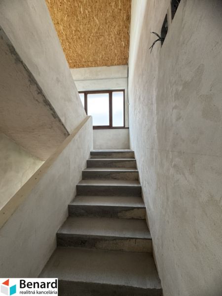 Rozostavaný rodinný dom Plavnica - Betónové schodisko vedie k oknu, podhľad z OSB dosiek, Rodinný dom.