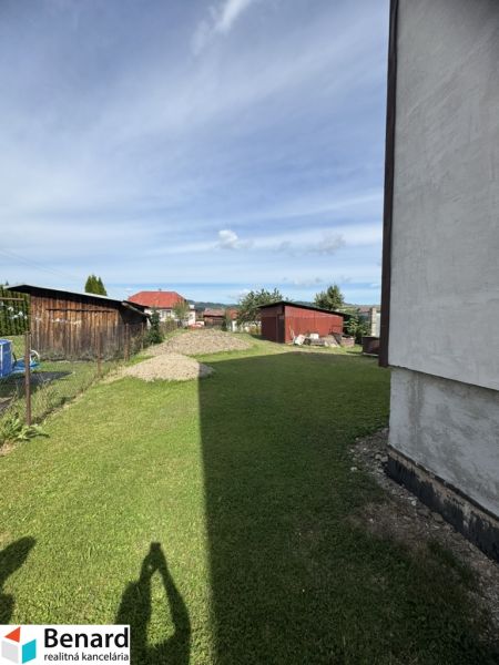 Rozostavaný rodinný dom Plavnica - Trávnatý dvor pri rodinnom dome v Plavnici s výhľadom na ďalšiu zástavbu.
