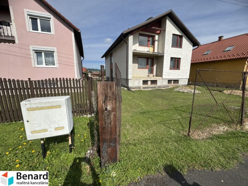 Rozostavaný rodinný dom Plavnica - Rodinný dom v Plavnici so záhradou, vedľa plynovej skrinky na trávnatej ploche.