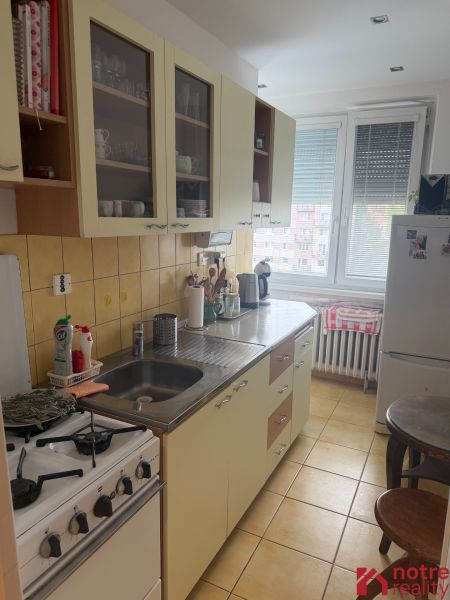 2,5 izbový byt v centre Lučenca - Kuchyňa v 2-izbovom byte s kuchynskou linkou a spotrebičmi.
