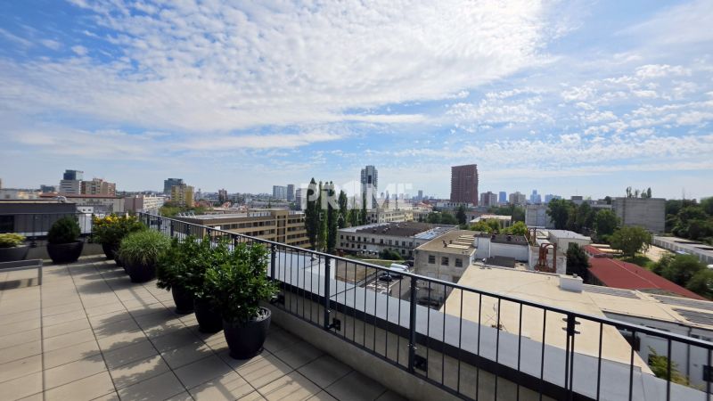 PENTHOUSE – moderný 2i byt s výnimočnou 69 m² terasou, AHOJ PARK - Výhľad z terasy na Bratislavu - Nové Mesto, Sliačska, 2-izbový byt, s rastlinami.