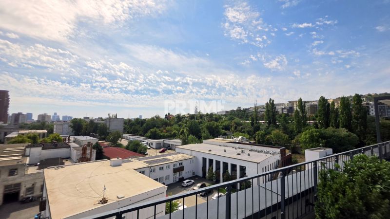 PENTHOUSE – moderný 2i byt s výnimočnou 69 m² terasou, AHOJ PARK - Pohľad z budovy na Bratislavu - Nové Mesto, Sliačsku a okolité zelené oblasti.