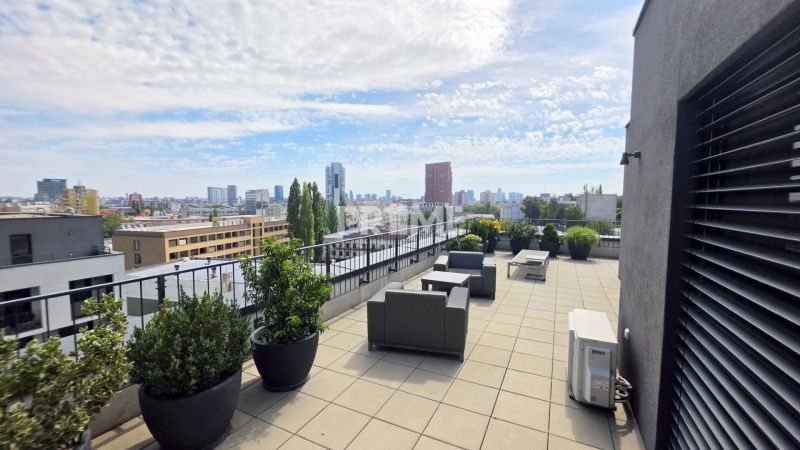 PENTHOUSE – moderný 2i byt s výnimočnou 69 m² terasou, AHOJ PARK - Terasa s výhľadom na mesto v 2-izbovom byte na Sliačskej v Bratislave - Novom Meste.