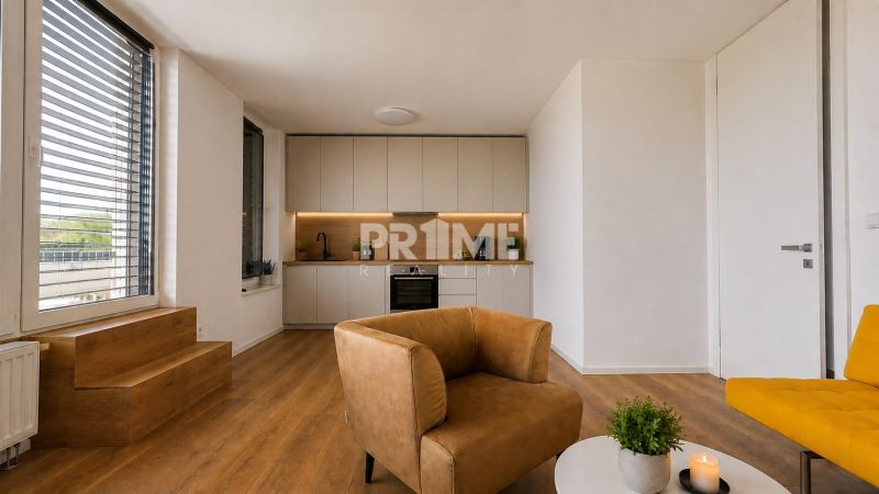 PENTHOUSE – moderný 2i byt s výnimočnou 69 m² terasou, AHOJ PARK - Obývacia izba s kuchyňou, podlaha s dreveným dekorom, pohovka a kreslo v 2-izbovom byte.