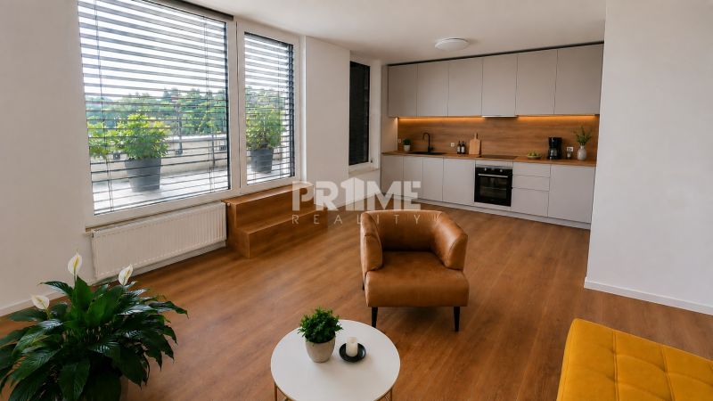 PENTHOUSE – moderný 2i byt s výnimočnou 69 m² terasou, AHOJ PARK - Obývacia izba v 2-izbovom byte s kuchynskou linkou a podlahou s dreveným dekorom.