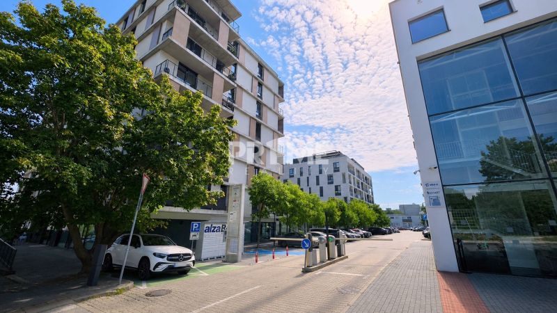 PENTHOUSE – moderný 2i byt s výnimočnou 69 m² terasou, AHOJ PARK - Ulica Sliačska, Bratislava - Nové Mesto s bytovými domami a parkovaním.