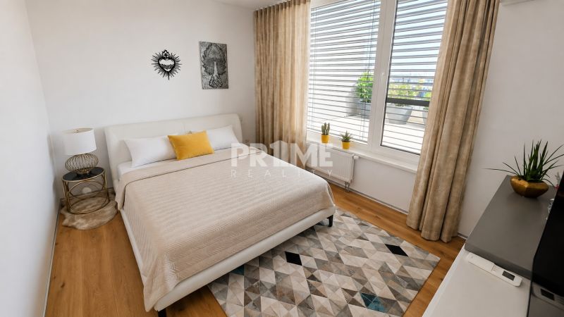 PENTHOUSE – moderný 2i byt s výnimočnou 69 m² terasou, AHOJ PARK - Spálňa v 2-izbovom byte s podlahou s dreveným dekorom, harmonickým interiérom a dekoráciou.