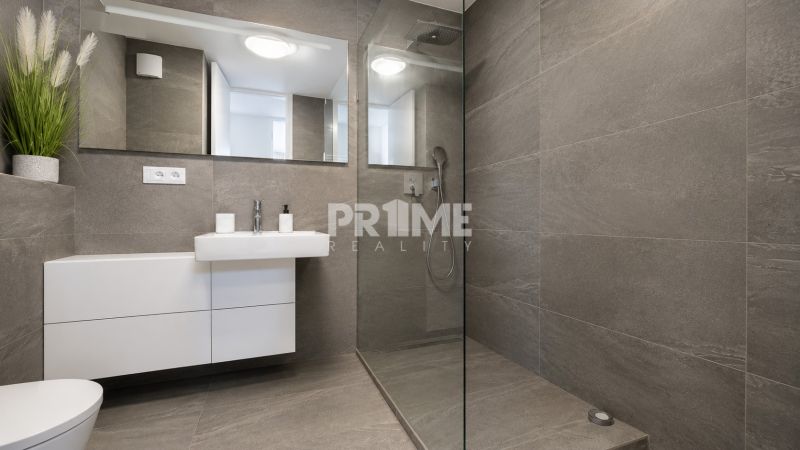 PENTHOUSE – moderný 2i byt s výnimočnou 69 m² terasou, AHOJ PARK - Kúpeľňa v 2-izbovom byte s bielym umývadlom a sprchovacím kútom.